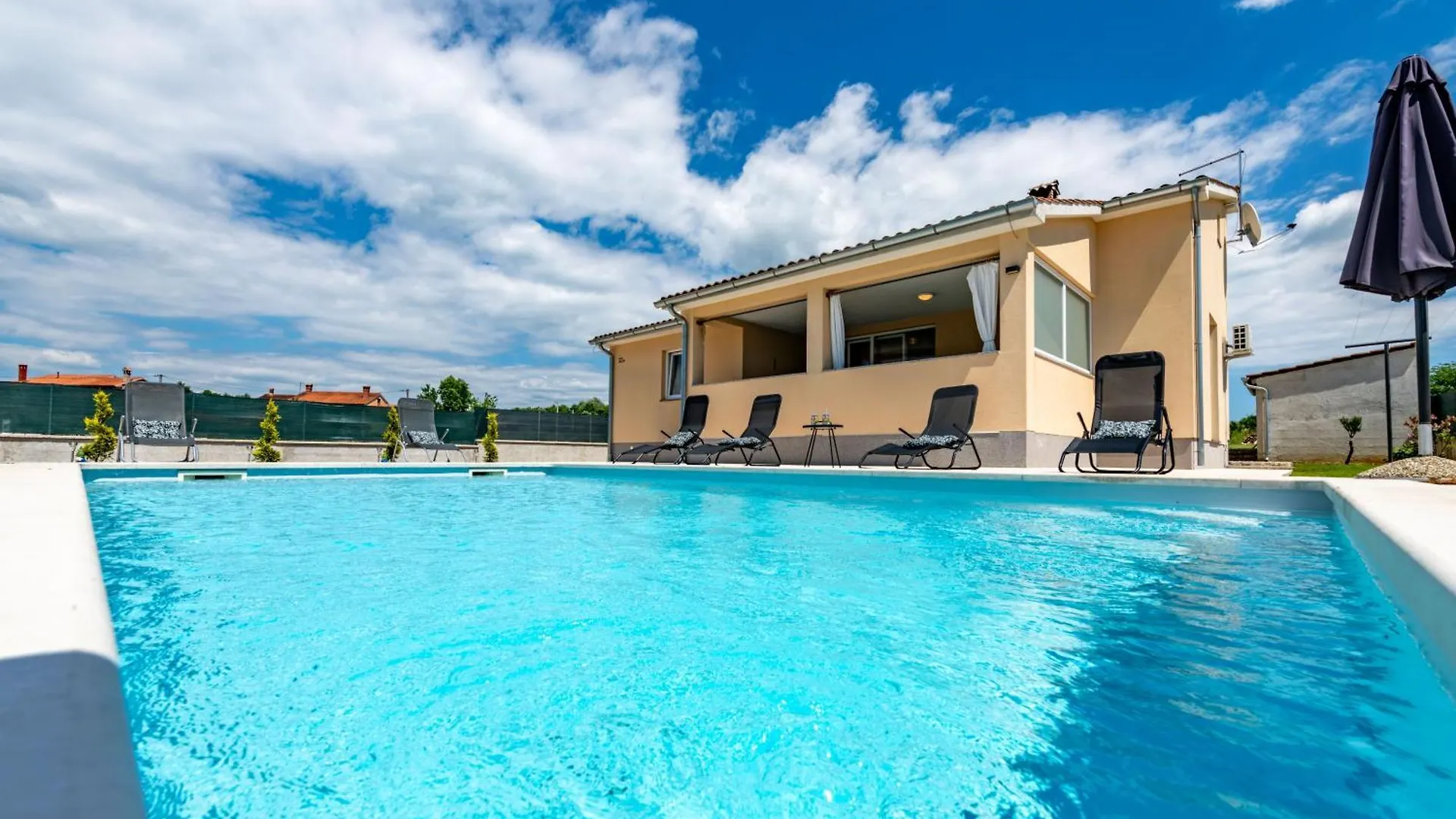 Villa Mia, Your Warm And Sunny Family Getaway Cere 度假居